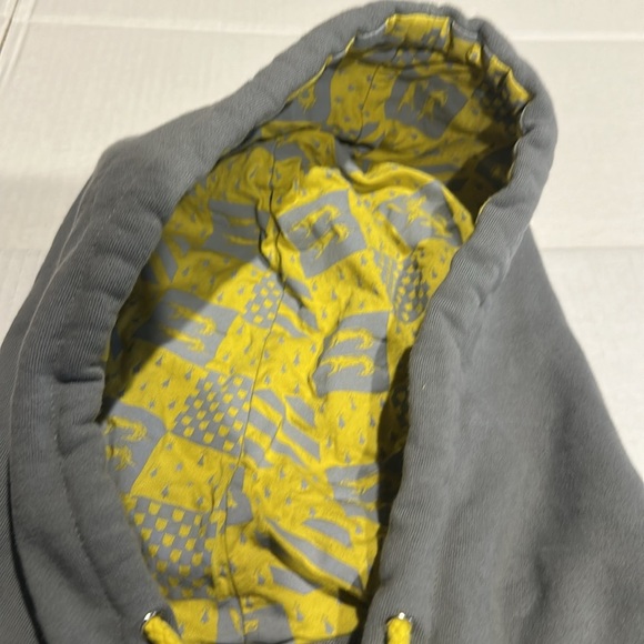 Universal Studios Harry Potter Gray Yellow black Hufflepuff Hoodie zipper packet - Picture 7 of 12